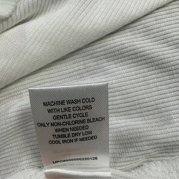 Basic White Cropped T Shirt NWT Live To Be Spoiled Women’s Size Small - Picture 8 of 8